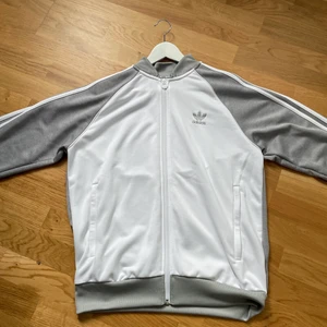 Adidas V-tröja - Adidas V-tröja i fint skick, använd ett fåtal gånger och självklart inga defekter. 