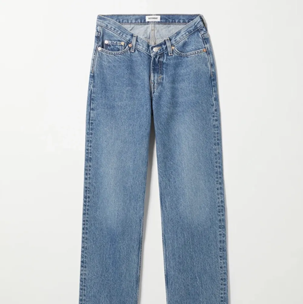 Jeans ifrån weekday som är lägre fram skurna som ett v. Jeans & Byxor.
