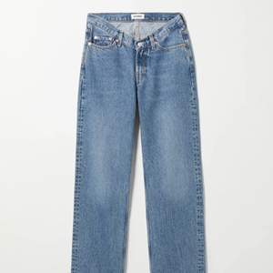 Jeans ifrån weekday som är lägre fram skurna som ett v