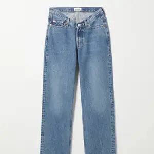 Jeans ifrån weekday som är lägre fram skurna som ett v