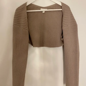 H&M kofta - Säljer min helt nya kofta från H&M då den tyvärr inte passade mig. Har aldrig använts endast provat den en gång! Ställ gärna frågor om ni har fler funderingar.