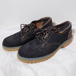 Vintageskor - Ordentliga vintageskor med tjock sula och färgglada skosnören🌱