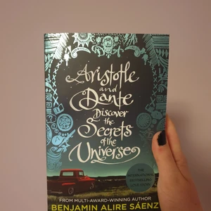 Aristotle and Dante Discover The Sec... - Hej!! Säljer Benjamin Alire Sáenz bok Aristotle and Dante... då jag endast köpte den för mitt ex vill att jag skulle lösa den sp den måste ut ur mitt hus😗✌ Priset går att diskuteras!🤗 Frakten ingår i priset 💕💕