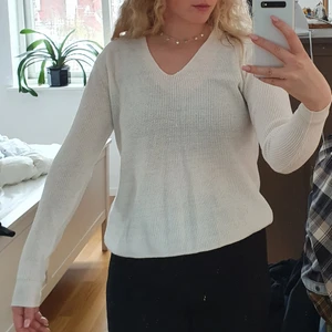 Mango Vit stickad  - Super skön fint stickad vit tröja från Mango. Inte använt många gånger och är i superbra skick. S