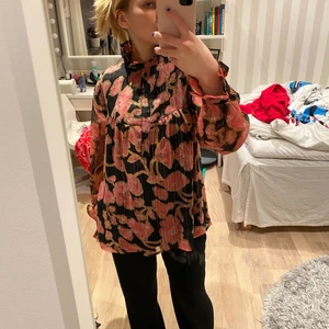 Blus  - En helt oanvänd blus som är alldeles för stor på mig som är 1,58 lång💜💜💜 