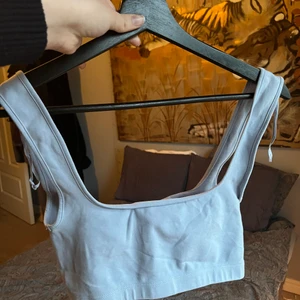 Linne - Super sött kort topp ifrån Zara perfekt inför varma sommar dagar i super fin ljusblå färg, säljer då jag har liknande redan, skriv om du har fler frågor💓☀️