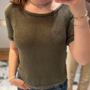 H&M tröja  - Säljer denna virkade/stickade tröjan i färgen grön/mörkgrön, köpt på H&M. Aldrig använd, som nyskick. Storlek XS (själv på bilden är jag S). Kontakta för yttligare information samt bilder❤️‍🔥❤️‍🔥