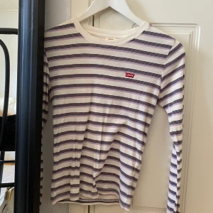 randig tröja - Supersöt, knappt använd från Levis. Strl xs