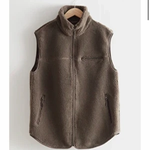 Oversized Teddy vest  - Säljer denna oanvända Teddy väst från & other stories. Helt oanvänd, inget tecken på användning. Köpt för 899kr. Storlek S. Hör av dig för fler bilder<3