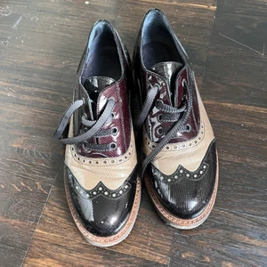 Loafers läder - Endast använda en gång utomhus! Loafers som kostade ungefär 1500 från början! Tre olika färger!