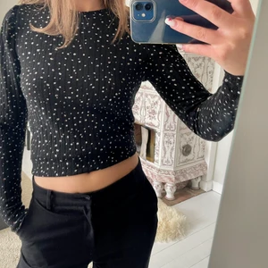 Långärmad tröja - Säljer denna långärmade tröjan 💕 strl S