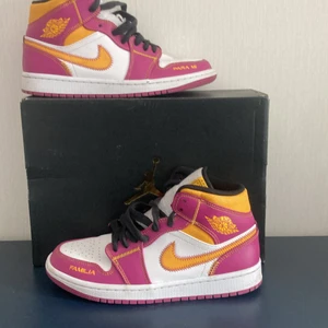 Jordan 1 DOD - Säljer mina Jordans som är för små, dom är i perfekt skick och väldigt sköna.