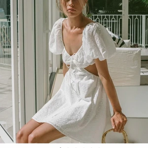 Klänning från SABO skirt - Så fin klänning från det australienska märket SABO. Helt ny med lapparna kvar, endast testad. Jättefin som studentklänning eller bara som sommarklänning. Säljes på grund av komplicerad process att returnera till Australien. Nypris $ 108 AUD, vilket motsvarar ca 750-800kr. Säljer en liknande klänning i storlek M.