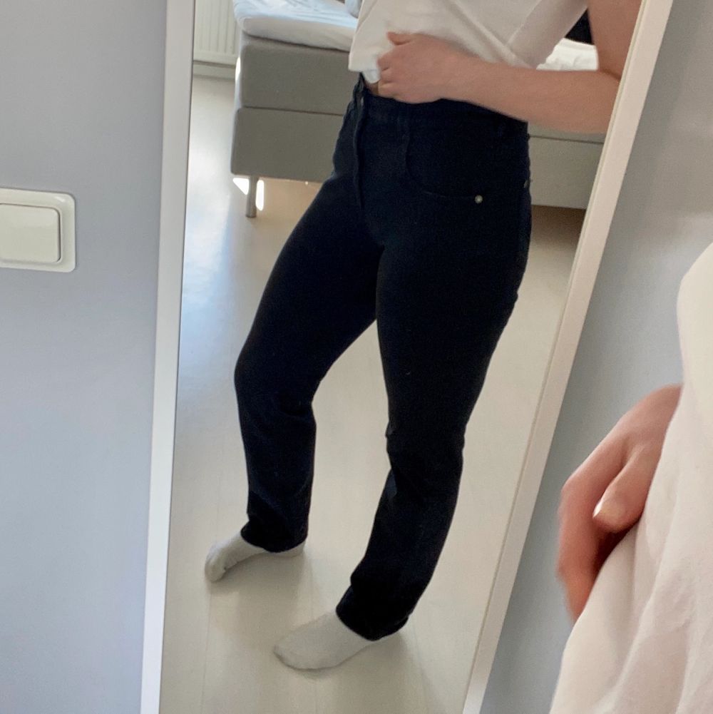 Superfina svarta stretchiga straight leg Jeans med en detalj på båda fickorna bak. Jag är 170 cm och dom har superbra längd på mig. Inga defekter ✨. Jeans & Byxor.