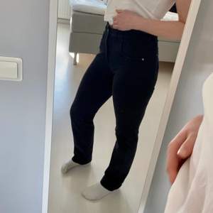 Superfina svarta stretchiga straight leg Jeans med en detalj på båda fickorna bak. Jag är 170 cm och dom har superbra längd på mig. Inga defekter ✨