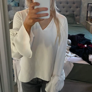 Zara blus  - Zara blus med rosetter på. Fint skick!