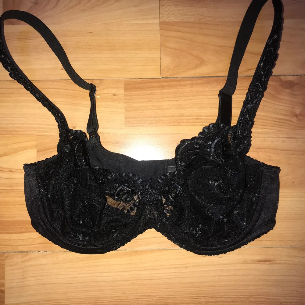 Very stylish and sexy. Hardly ever worn. Help me clear out my closet and choose your own price :)). Övrigt.