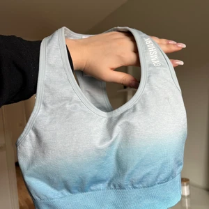 Gymshark sport-bh blue seamless - Säljer min snygga sbortbh från gymshark, i färgen blue ombre seamless. Storlek S. Pågrund av att jag har köpt hela setet i en större storlek.  nypris 499:- köparen står för frakten💕