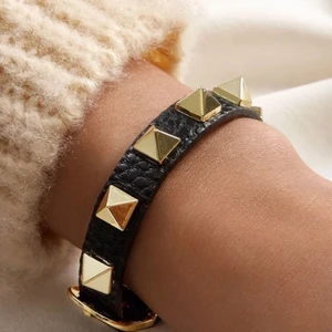 Valentino armband  - Säljer mitt fake valentino armband, jättefint skick och ser äkta ut💞