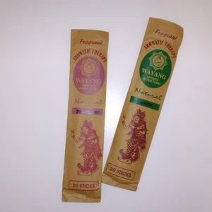 Wayang rökelser - två paket - Två oöppnade paket rökelser. Köpta i en liten butik på Bali. Aromatic therapy. Fragipani i ena paketet och Jasmine i det andra. Kolla bilderna. 20 st i varje paket. 