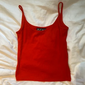 Linne - Rött ribbat linne, kommer inte till användning men har inga synliga fel och är väldigt bekvämt! Passar xs-s