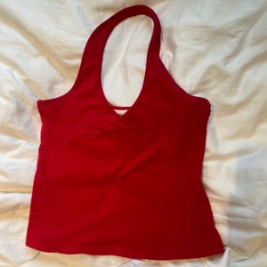 Halterneck topp - Jättegulligt linne med halterneck! Det finns en gul fläck på kanten av linnet men det är absolut inget som syns på något sätt. På andra bilden har jag vikt upp linnet vilket också funkar! 