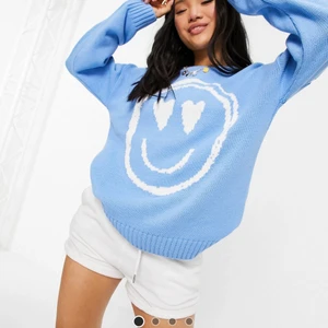 Stickad tröja - Stickad ljusblå tröja med Smiley tryck från ASOS! Har aldirg kommit till användning💕 storlek 34 men lite oversized! 