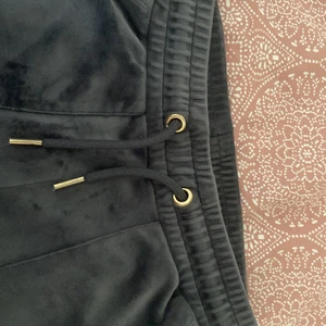 Liknande juciy byxor 💗💗 - Säljer dessa jätte fina liknande juciy byxor från Lindex 💕 säljer pågrund av att dom är lite korta på mig 💗 super bra skick och köpta för 500kr 💗köparen står för frakt (45kr) hör gärna av dig vid intresse 💗💗