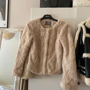 Jacka från Vero Moda - Säljer denna mysiga fuskpälsjacka från Vero Moda. Sparsamt använd och perfekt nu till våren🥰