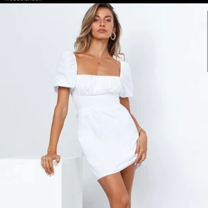 Vit klänning - Superfin klänning, strl XS. Säljer då jag köpte två likadana❤️‍🔥 i olika strorlekar. Nypris 680 kr / 72 usd 