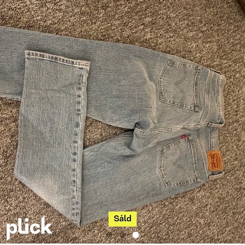 Säljer vidare dessa as snygga jeans som jag köpte här på Plick men som inte satt nå bra på mig tyvärr. Storlek 29/30💕 skriv privat för egna bilder! . Jeans & Byxor.