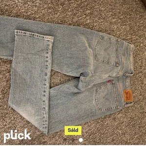 Jeans - Säljer vidare dessa as snygga jeans som jag köpte här på Plick men som inte satt nå bra på mig tyvärr. Storlek 29/30💕 skriv privat för egna bilder! 