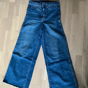 Mörk-blåa jeans - Jättefint skick! Hastigt köp jag ångrar för det passar inte mig! Jag är ca 180. Skulle nog passa på någon kortare (har väldigt långa ben) köparen står för frakten.