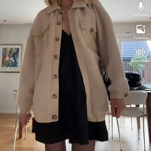 Teddy jacka  - Super mysig och fin Teddy jacka i bra skick! Passar alla storlekar beroende på hur du vill att den ska sitta. Den är ganska oversized på mig som vanligtvis brukar bära S. Köpare står för frakt!🚚