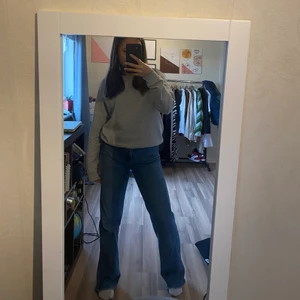 straight leg - Säljer mina en gång i tiden favoritbyxor! De är en rak modell från pull&bear. Har lagt upp annons på dessa tidigare så skrolla ner i mitt flöde för fler bilder! Är va 160 och de är alldeles för långa för mig, skulle tro att de passar någon som är 170 om man vill att de ska nå till skorna. Går även att klippa om man är kortare såklart! Supersköna, inget fel på dem, bara inte min stil längre. Köparen betalar alltid frakt 😊