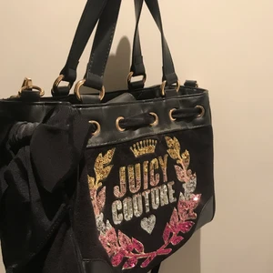 Ny Juicy Couture väska  - Fin och oanvänd väska. Köpt på NK för två år sedan. Nypris 1800:-   Bredd 27 hög 22 djup 12 