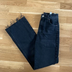 Zara jeans strl 32 - Säljer mina utsvängda svarta jeans från Zara! Använda 1 gång och perfekt för dig som är 165 cm