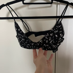 Söt blommig bh - Säljer en oanvänd Bh som jag köpte på HM. Storlek:75B❤️