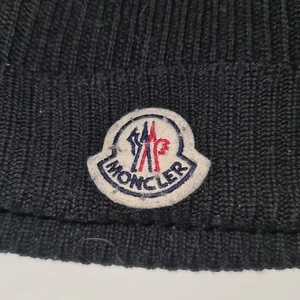 Monster Mössa  - näst intill ny, osäker på om den är äkta eller inte. Möts upp i Stockholm, tar bara kontant eftersom att mitt kort är spärrat. Pris går att diskuteras.