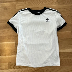 Adidas träningstshirt xs - Supersnygg träningströja från adidas Xs, använd 1 gång! I super skick!  Lite oversized 