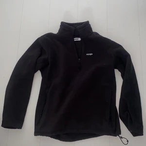 Doomed fleecetröja  - Schysst fleecetröja tröja.