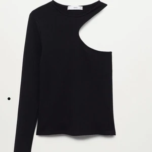 Asymmetrisk topp från Mango. XS - Asymmetrisk topp från Mango. Aldrig använd. Storlek XS. Frakt tillkommer.