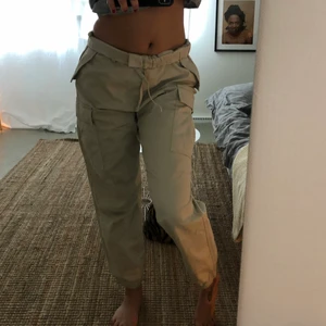 Cargo byxor - Cargo byxor, aldrig använt, kan vara högmidjade om man vill, jag gillar dem vikta som på första bilden