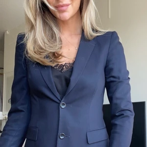 Marinblå Filippa K kavaj  - Filippa K kavaj i strl X small. Har en blekt rand på insidan som inte syns när du har på kavajen (se bild) samt trasig i tyget på insidan i ena ärmen, syns ej men därav priset. Sjukt snygg passform. Nypris: 3200kr