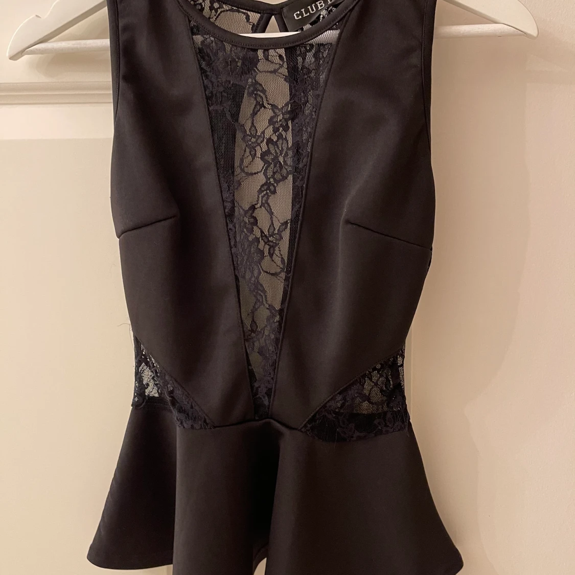 Svart topp med spets detaljer