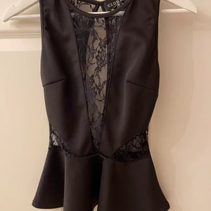 Svart topp med spets detaljer - Svart topp med spets detaljer. Köpt från Nelly.