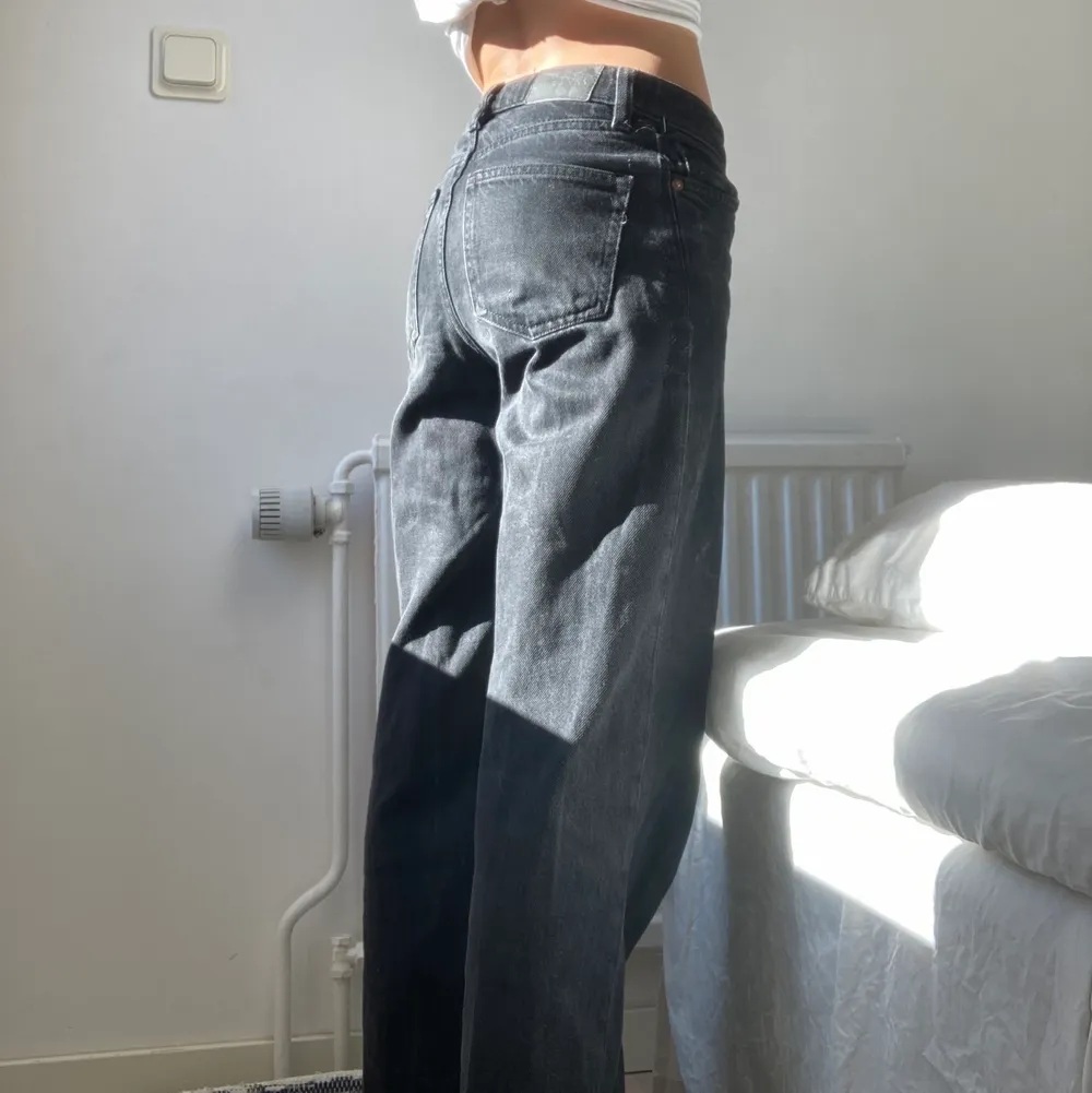 Monki jeans som är lågmidjade/midwaist. Helt okej skick, fler bilder privat, de har Dyer i mitten som man kan se på bilden. Jeans & Byxor.