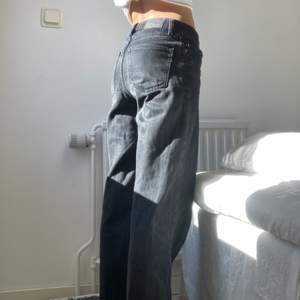 Monki jeans som är lågmidjade/midwaist. Helt okej skick, fler bilder privat, de har Dyer i mitten som man kan se på bilden
