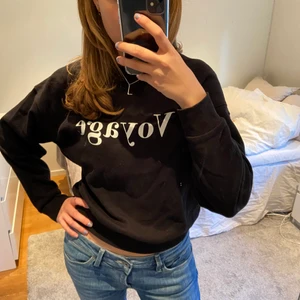 Sweatshirt  - Säljer denna jättefina tröjan från Gina Tricot. Använd fåtal gånger och är i bra skick. Storleken är XS men passar även mig som brukar ha S-M. DM vid intresse!!💕💕 (köparen står för frakt)