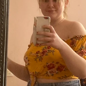 Blommig ofshoulder tröja - Säljer min blommiga ofshoulder t-shirt. Den är väldigt fin och passar mycket bra till sommaren. Jag säljer den för att den inte är min stil längre och den kommer inte till användning. Skulle säga att den passar alla från S-L och möjligtvis större/mindre. Detta beror på att den är väldigt stretchiga och passar mig bra som är M/L. Pris kan diskuteras. Vid frågor hör av dig.